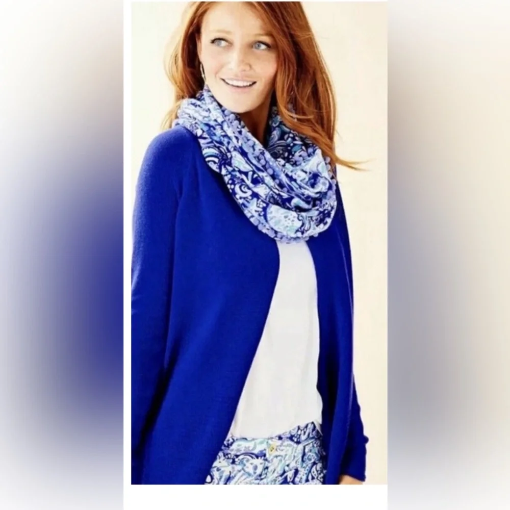 Lilly Pulitzer 💙Bundle 🩵Blue and White Patterned infinity Scarf & earrings